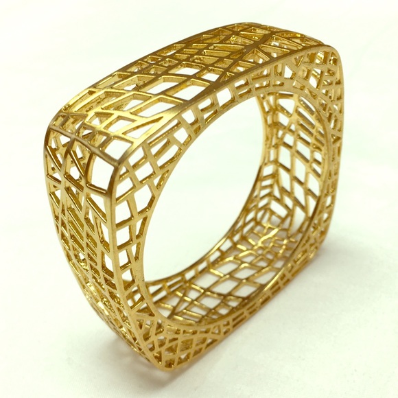 ‘Birds Nest’ Gold Colored Bangle - Picture 1 of 3